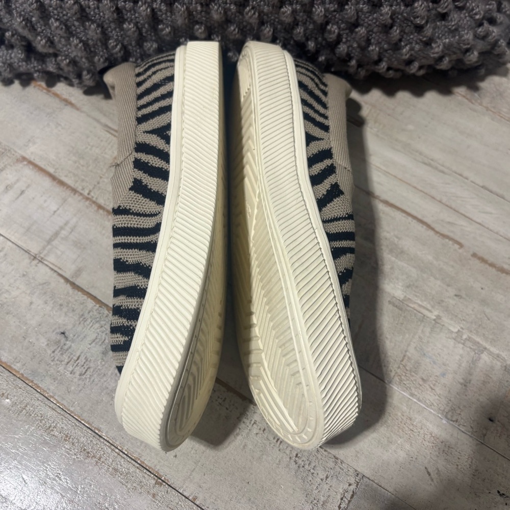 Cariuma Ibi Slip-On Unisex Shoes:  M: 9, W: 10.5 - Picture 2 of 5